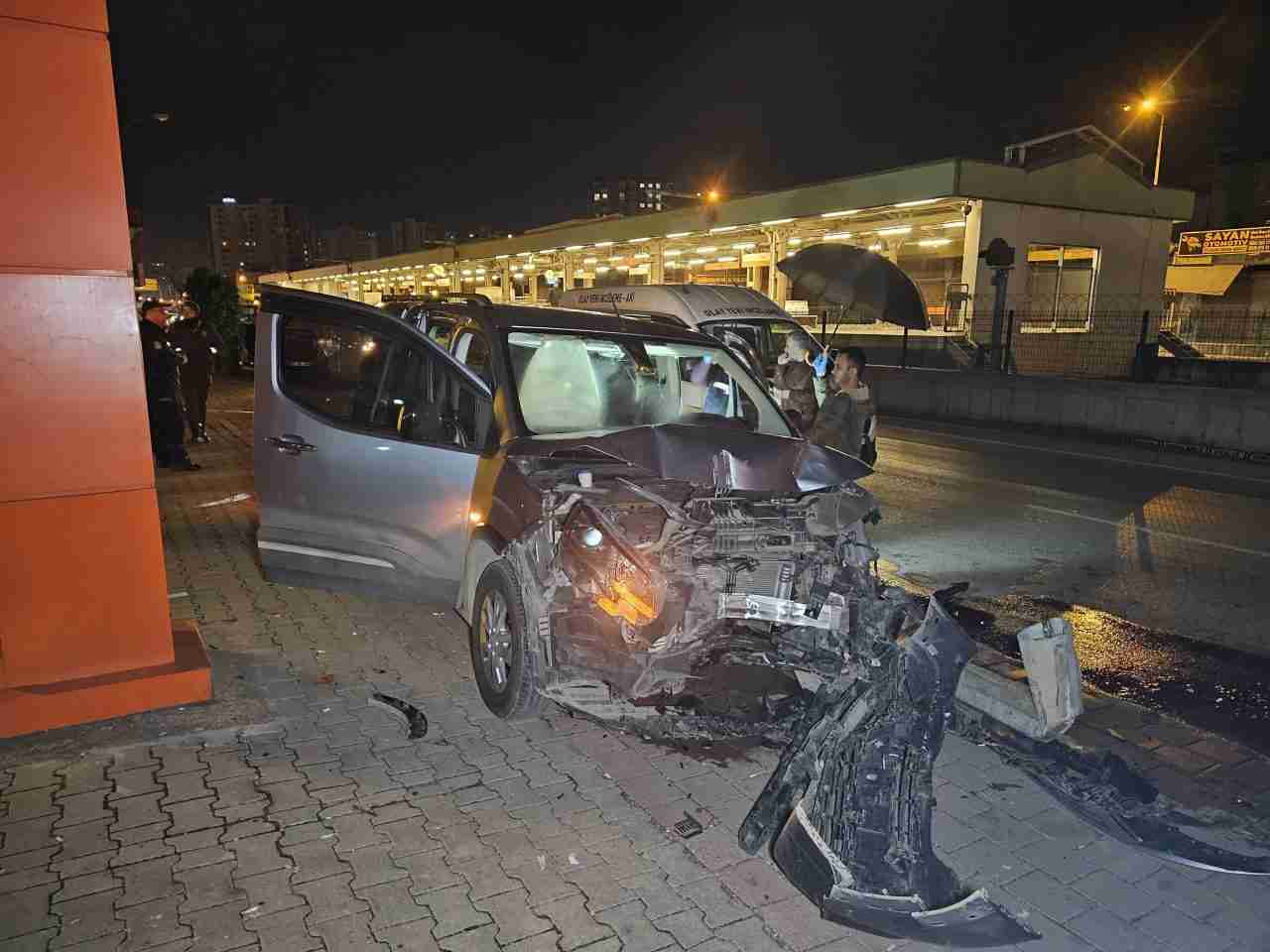 Adana’nın Seyhan ilçesinde hafif ticari aracın çarptığı elektrikli motosiklet sürücüsü