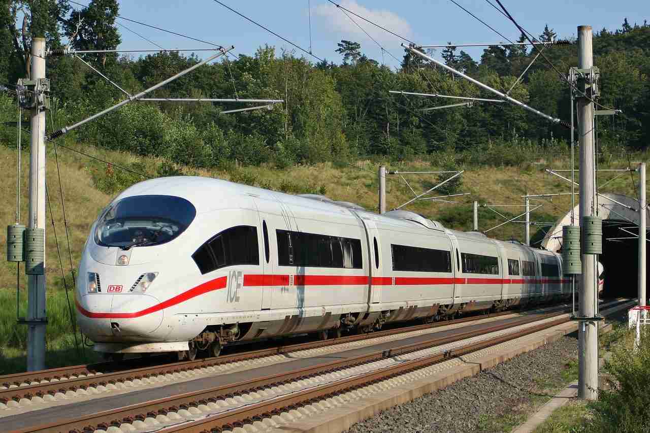 Almanya’nın Hamburg kenti yakınlarında bir yolcu treni ile TIR’ın çarpışması