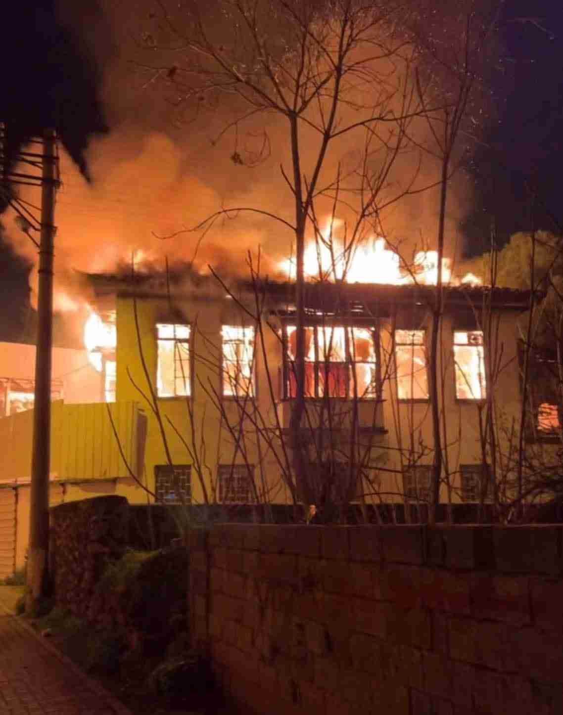 Antalya’nın Balbey Mahallesi’nde 150 yıllık bir ahşap binada çıkan yangın,