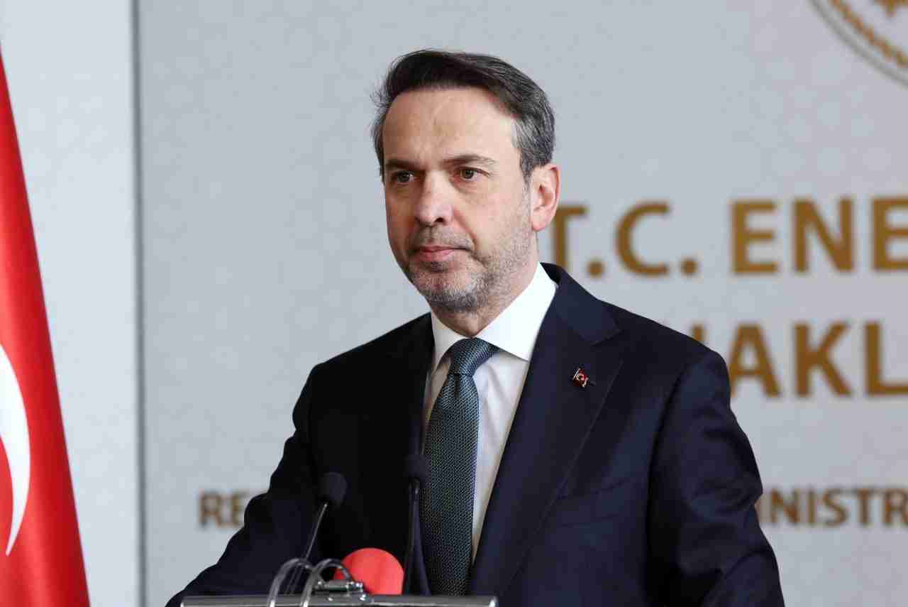 Enerji ve Tabii Kaynaklar Bakanı Alparslan Bayraktar, güneş enerjisi santrallerine