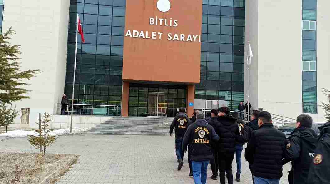 Bitlis’te, kendilerini polis olarak tanıtarak dolandırıcılık yaptıkları belirlenen şüphelilere yönelik