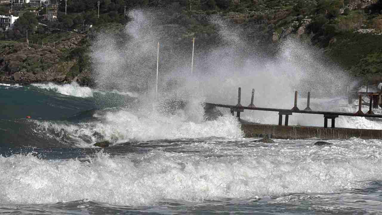 Muğla’nın Bodrum ilçesinde saatte 70 kilometre hıza ulaşan fırtına nedeniyle