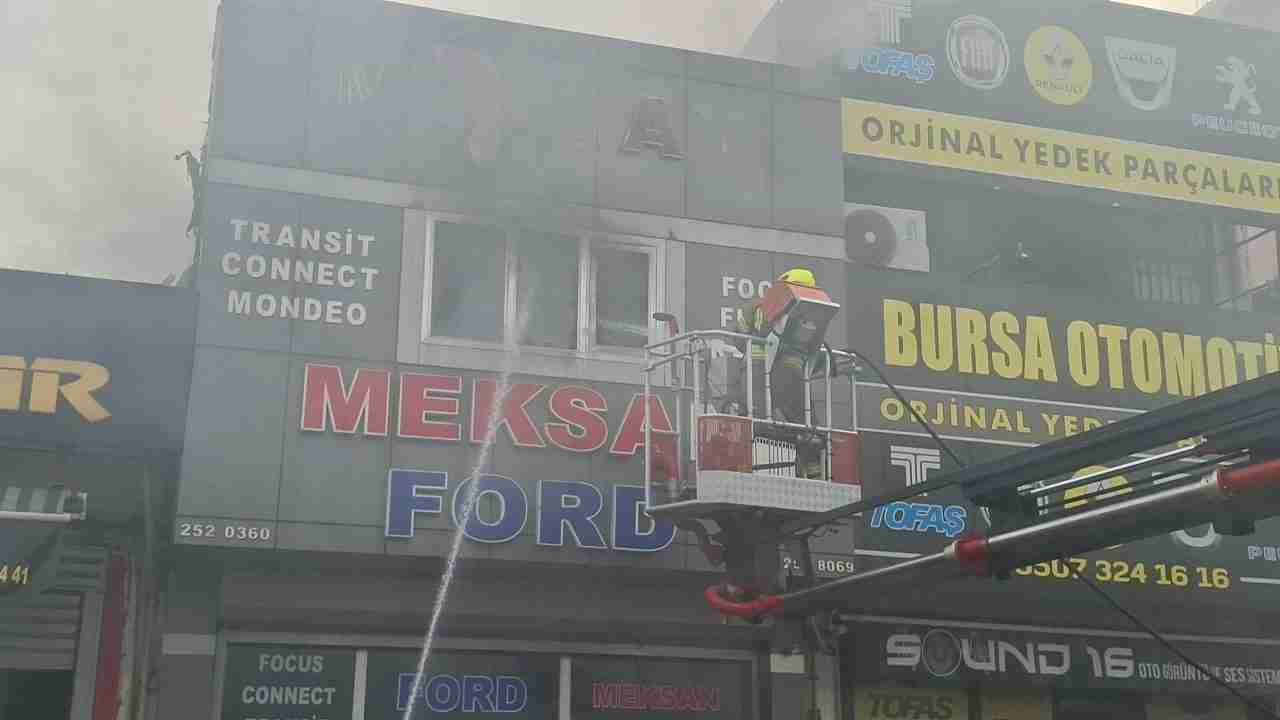 Bursa’da oto aksesuar dükkanında başlayan ve bitişikteki oto yedek parça