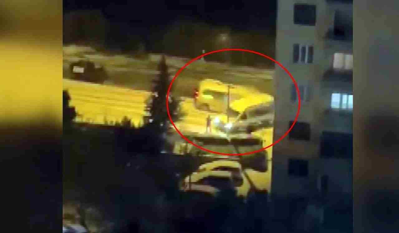 Bursa’nın Gemlik ilçesinde, buzlanma nedeniyle kayarak yol ortasında duran işçi