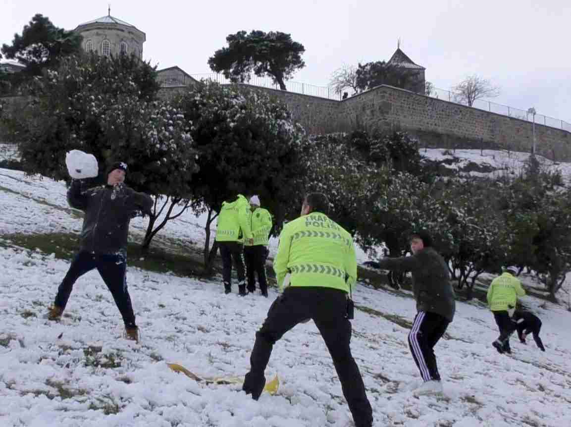 Trabzon’da etkili olan kar yağışıyla birlikte kent merkezi beyaza büründü.
