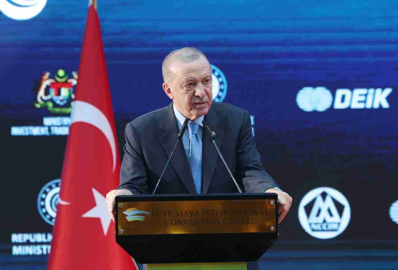 Cumhurbaşkanı Recep Tayyip Erdoğan, Malezya’da düzenlenen Türkiye-Malezya İş Forumu’nda konuştu.