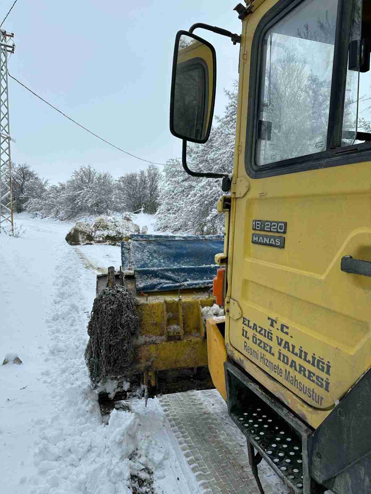 Elazığ’da etkili olan kar yağışı, kırsal bölgelerde ulaşımı aksattı. 159