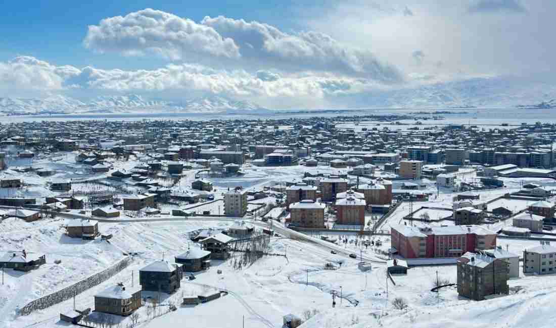 Hakkari’de etkili olan yoğun kar yağışı nedeniyle 95 köy ve