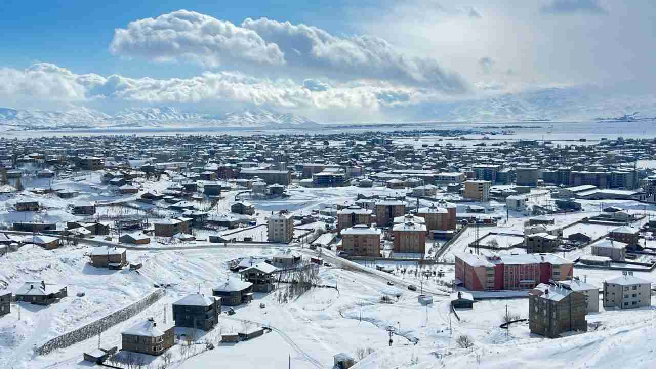 Hakkari’de etkili olan yoğun kar yağışı nedeniyle 95 köy ve