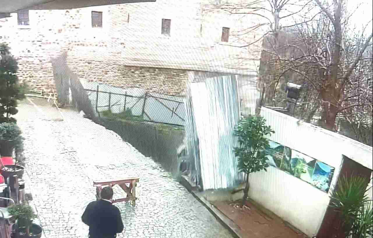 Otel Önündeki Yol Şantiye Alanına Doğru Kaydı İstanbul’un Fatih ilçesinde,
