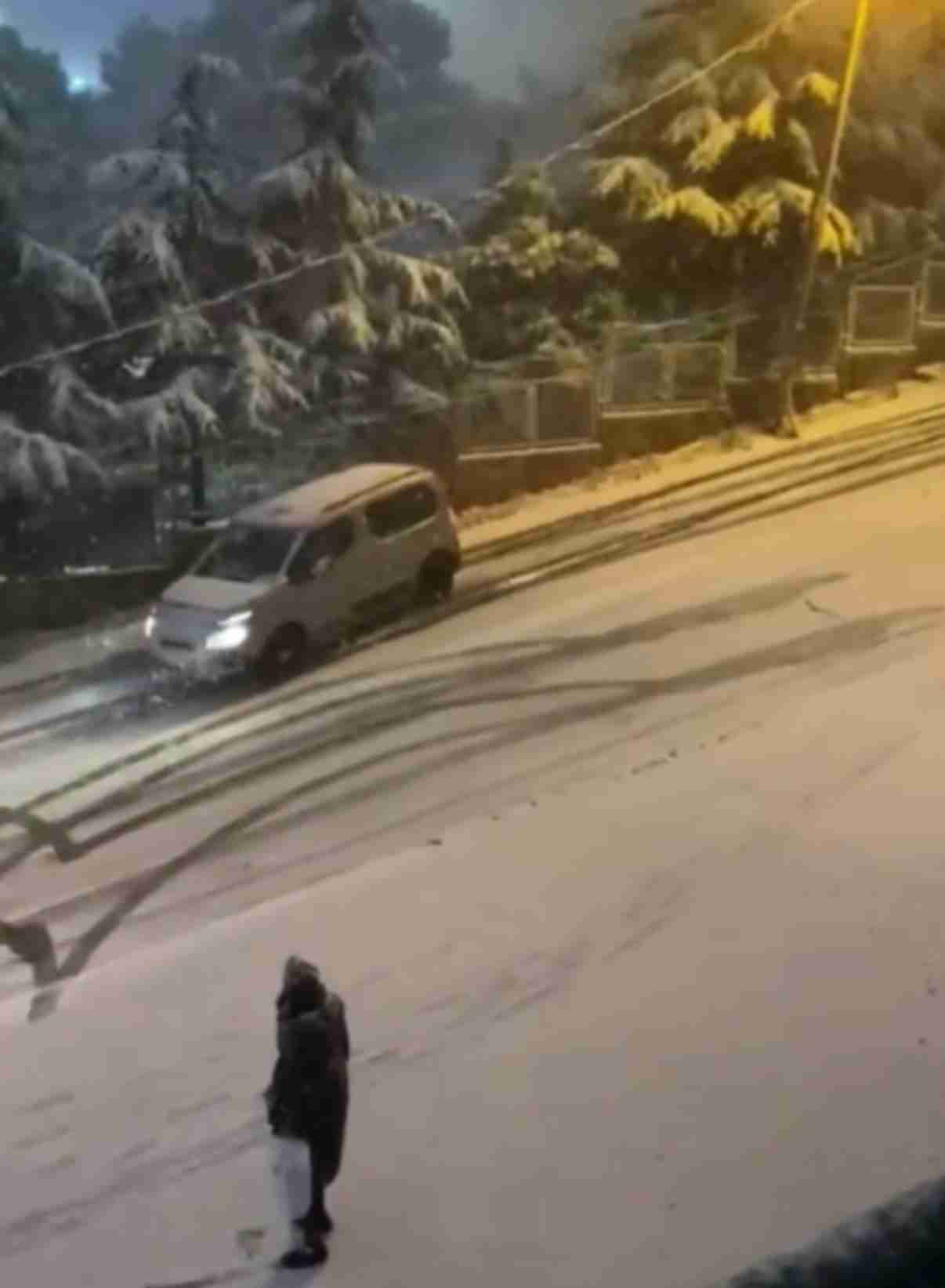 İstanbul’da gece saatlerinde etkisini artıran kar yağışı, birçok ilçede kazalara