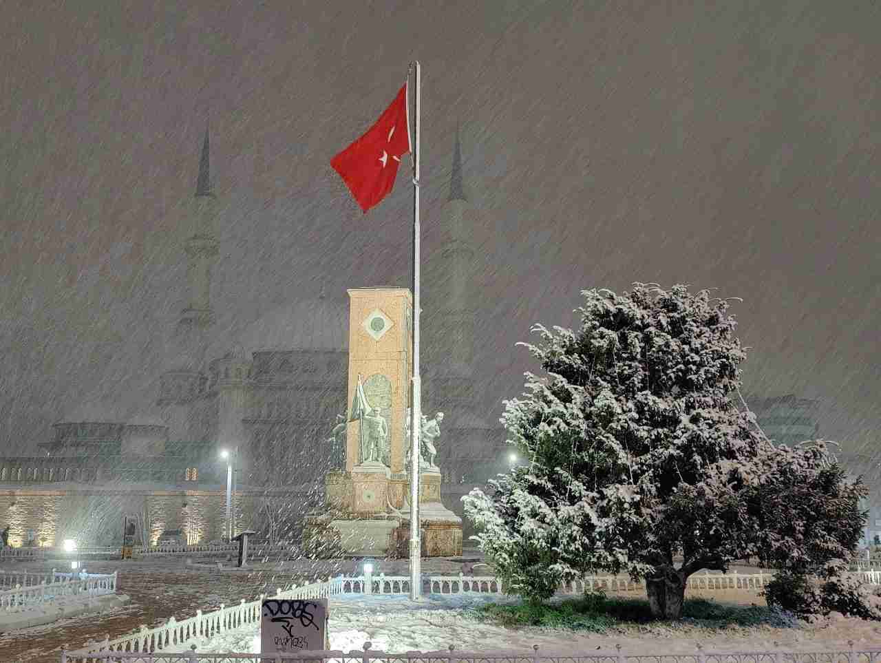 İstanbul’da etkili olan kar yağışı, kentin simgesi haline gelen tarihi