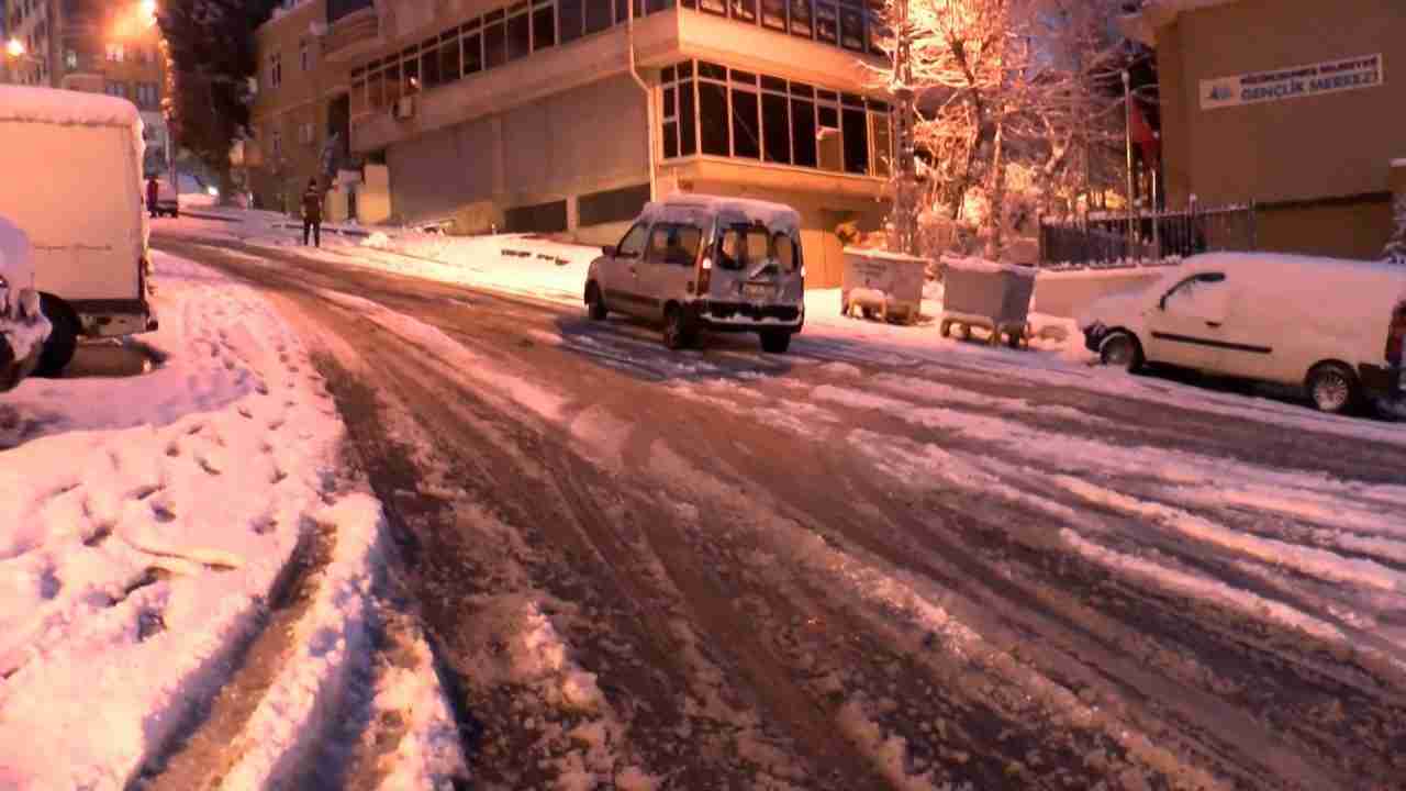 İstanbul’da gece saatlerinden itibaren etkisini artıran kar yağışı, birçok ilçeyi