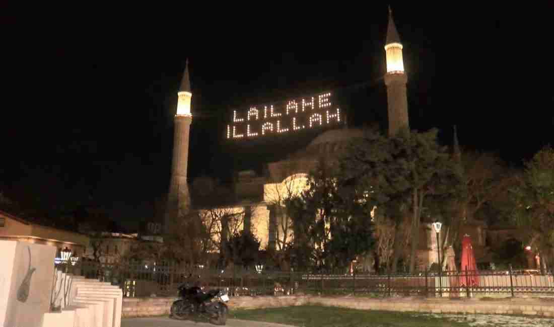 Ayasofya ve Yeni Camii’de Mahyalar Yerini Aldı Ramazan ayının vazgeçilmez