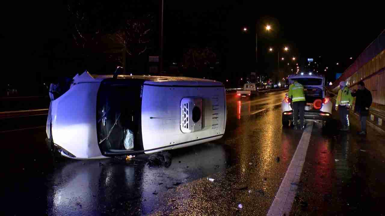İstanbul Üsküdar’da D-100 kara yolunda seyir halindeki hafif ticari araç,