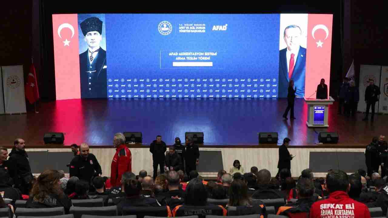 İstanbul’ da  AFAD’ın eğitimlerini tamamlayan gönüllü arama kurtarma personellerine armaları