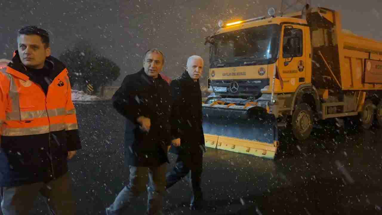 İstanbul’da çarşamba gününden itibaren etkili olan yoğun kar yağışı, ulaşımı