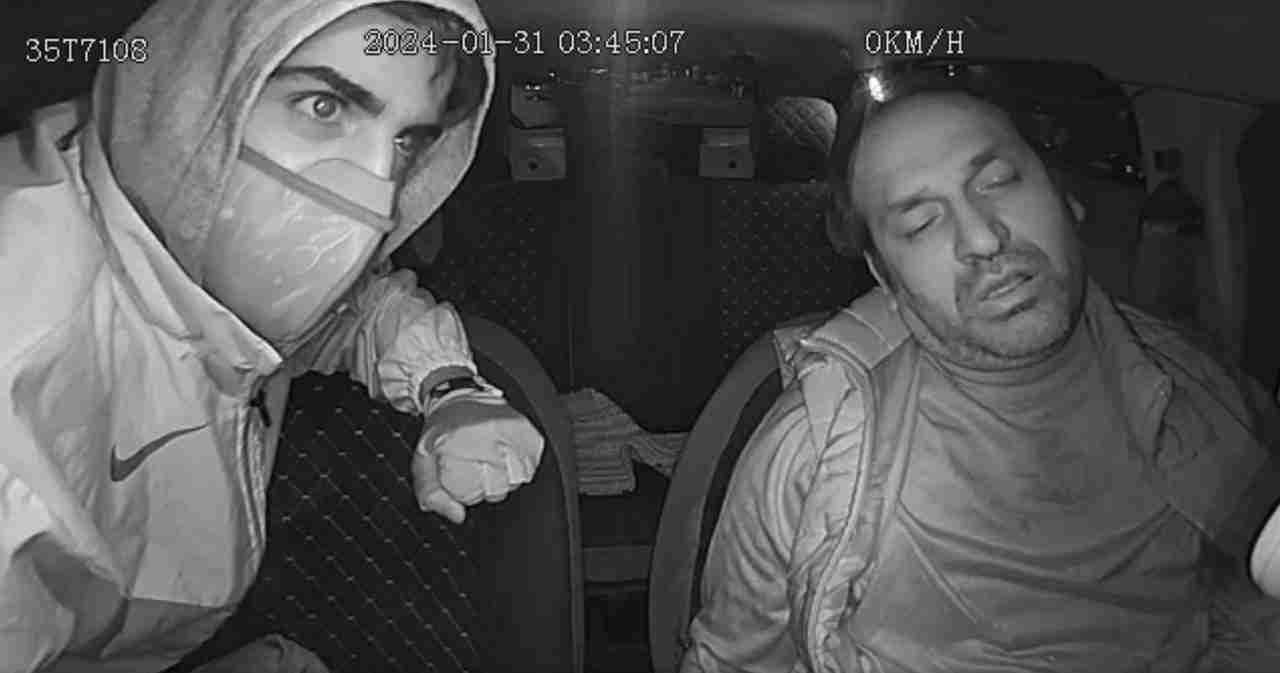 İzmir’de soğuktan üşümemesi için kendisini aracına alan taksici Oğuz Erge’yi