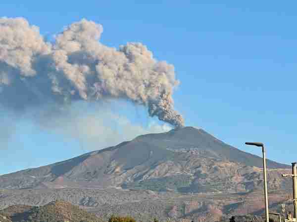 İtalya’nın güneyindeki aktif yanardağlardan biri olan Etna, kül ve lav