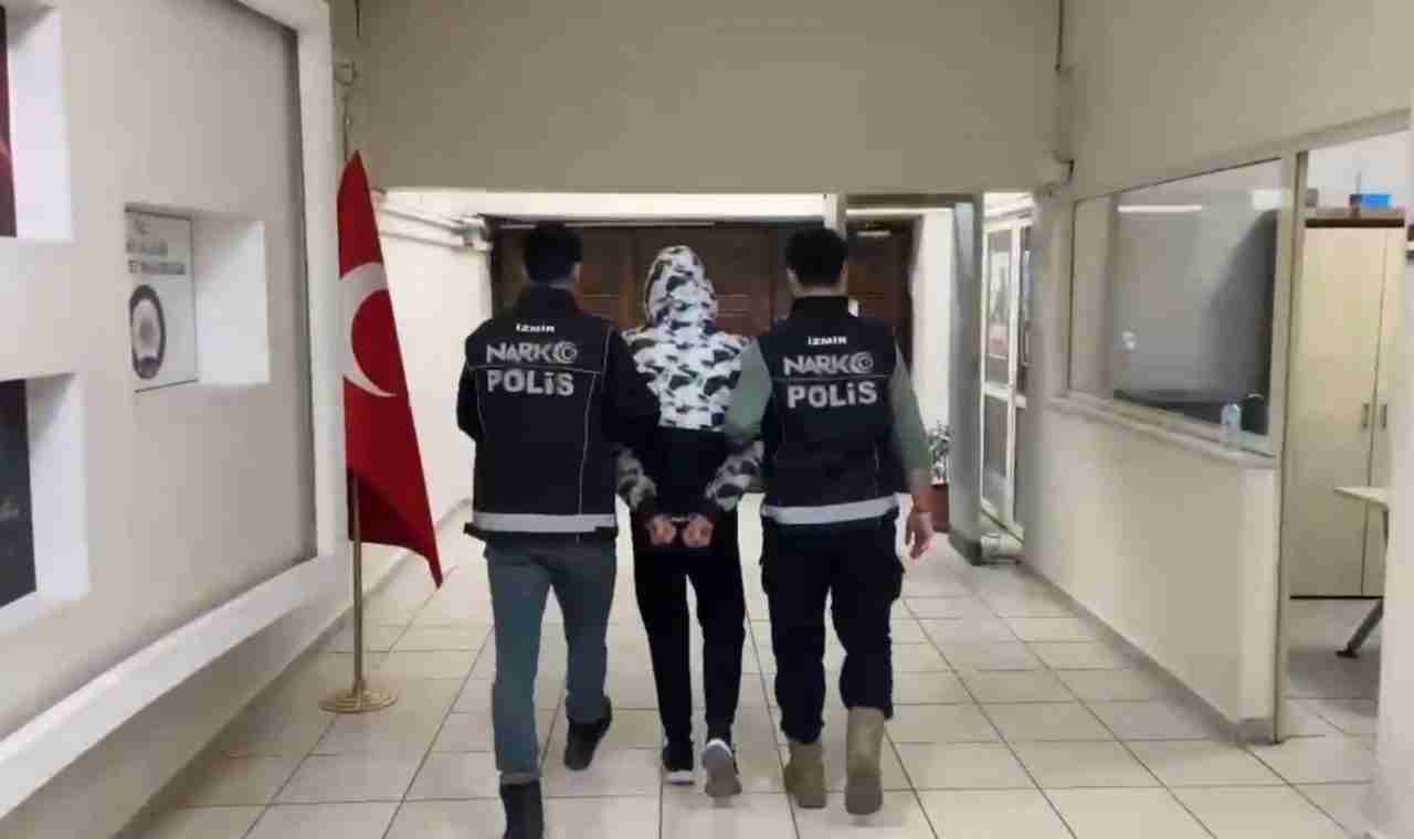 İzmir’in Bayraklı ilçesinde polis ekiplerinin düzenlediği operasyonda, 102 kilo 50
