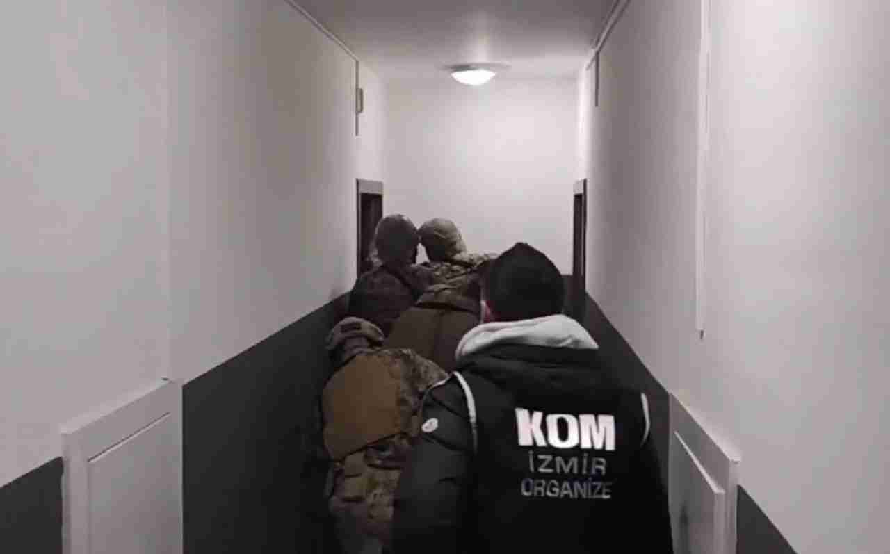Torbalı’da Eş Zamanlı Baskınlar İzmir’in Torbalı ilçesinde, polis ekiplerinin suç