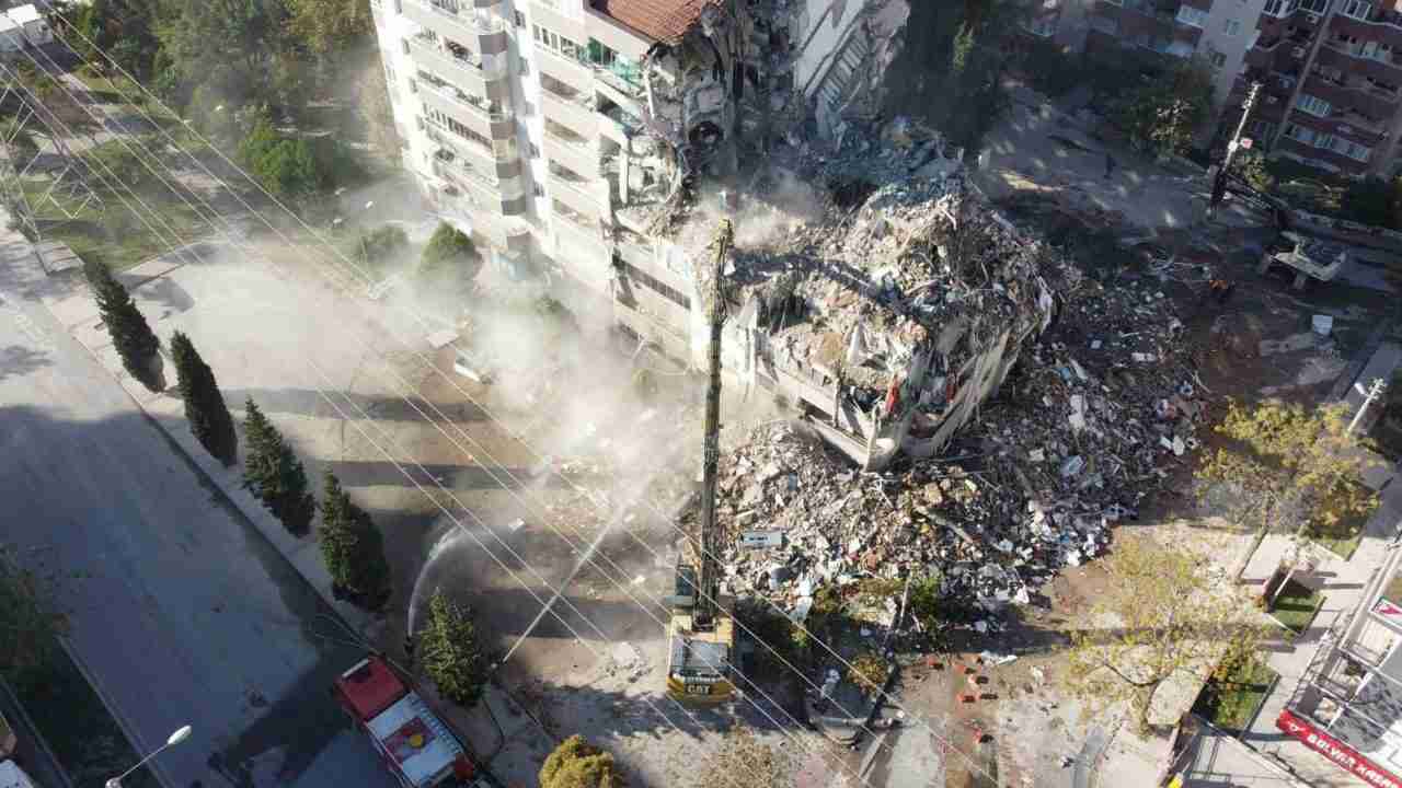 Jeofizik Mühendisleri Odası İzmir Şube Başkanı Sinancan Öziçer, İzmir’in deprem