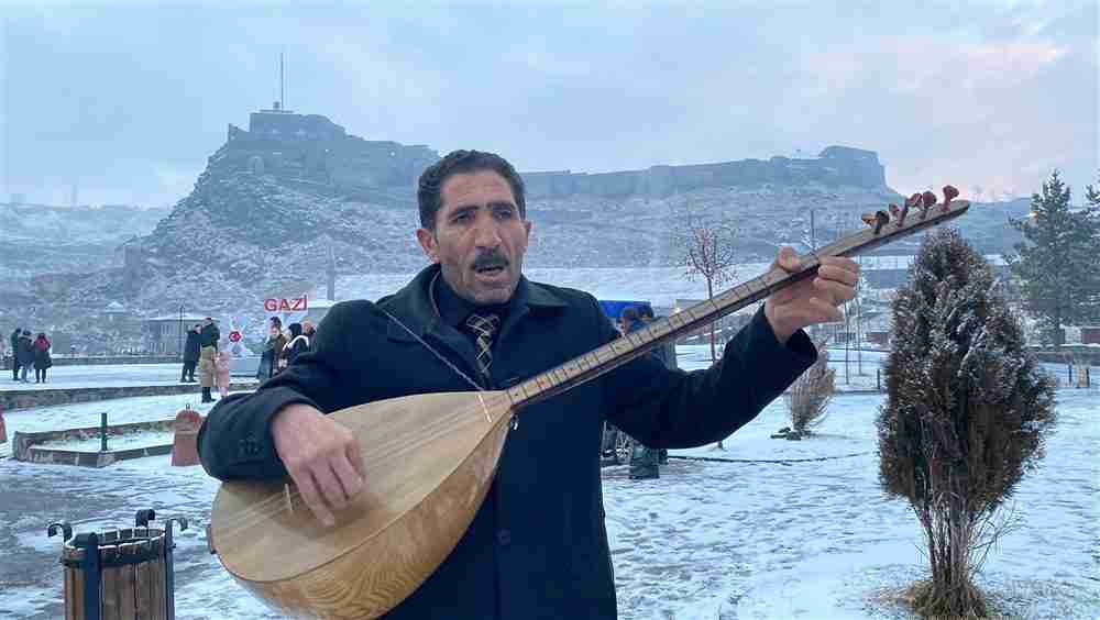 Kars Kalesi’nde Kar Sevinci Kars’ta uzun süredir beklenen kar yağışı,