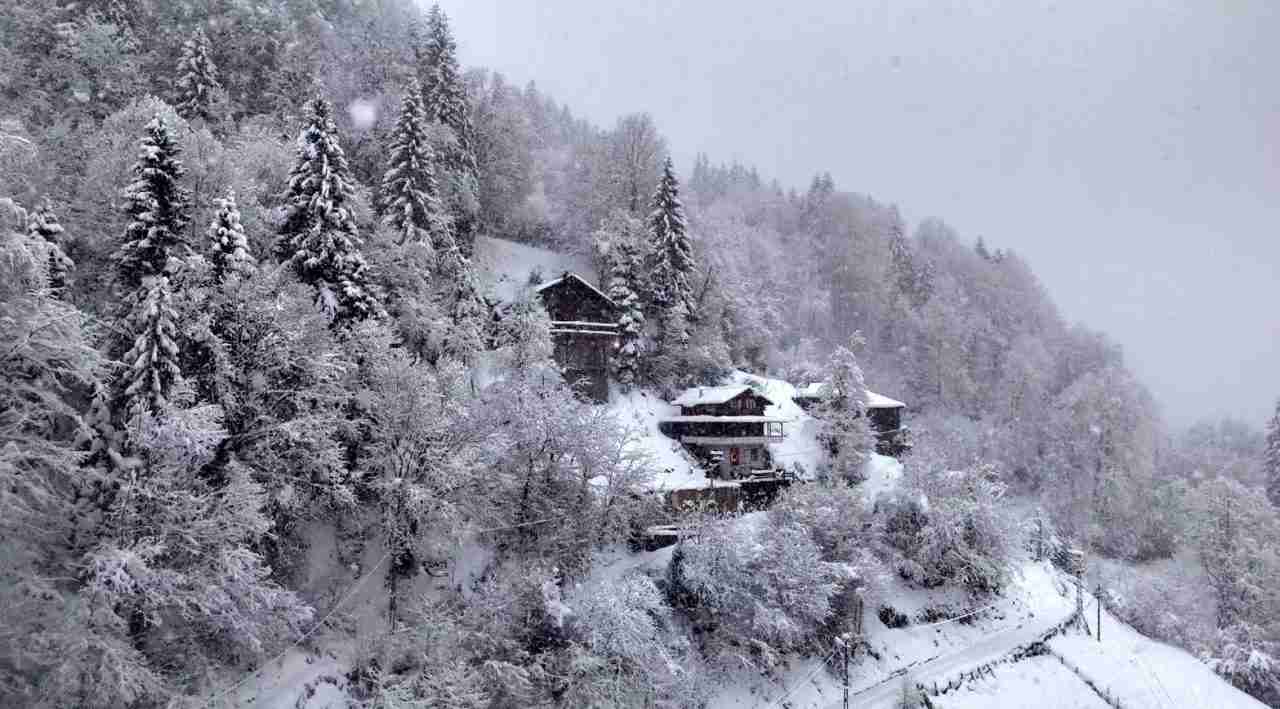 Doğu Karadeniz’de etkili olan kar yağışı, Trabzon ve Rize’nin yaylalarını