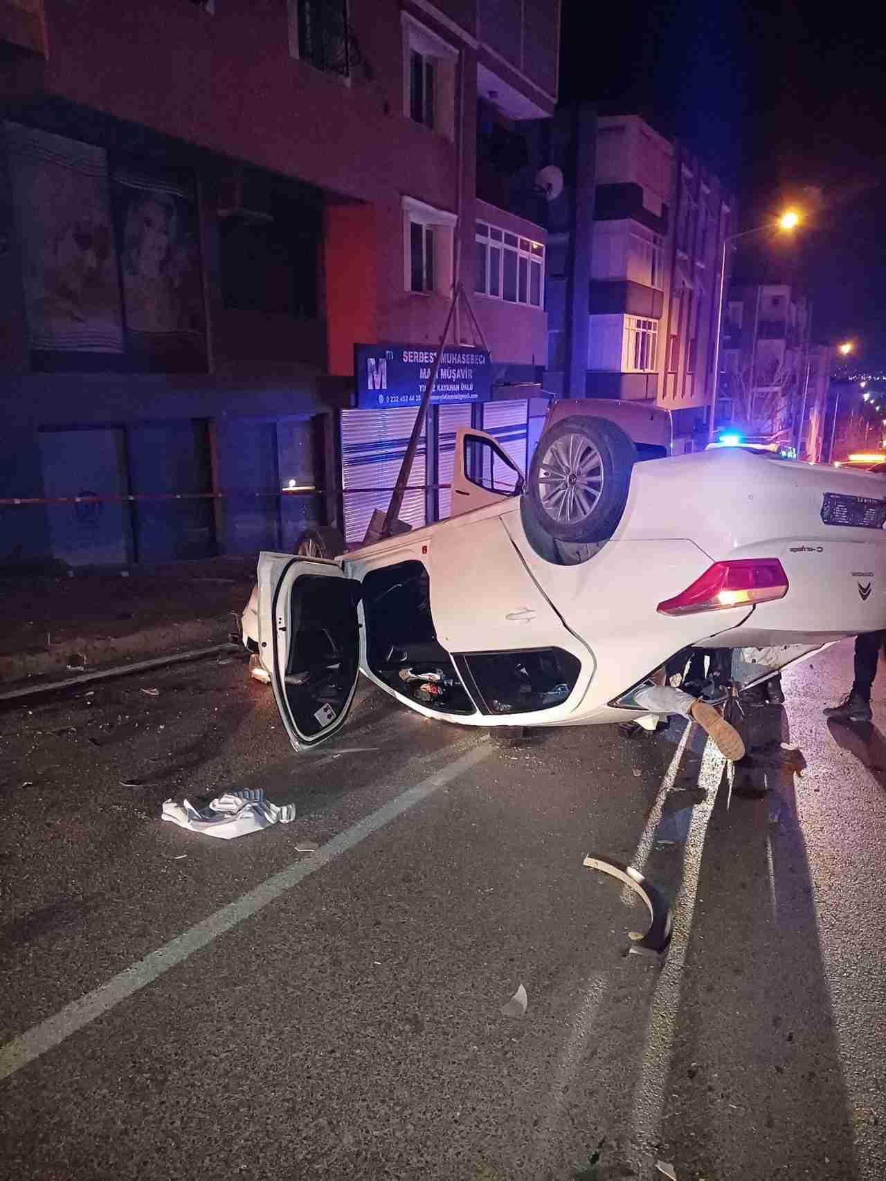 İzmir’in Buca ilçesinde gece saatlerinde meydana gelen trafik kazasında, minibüs