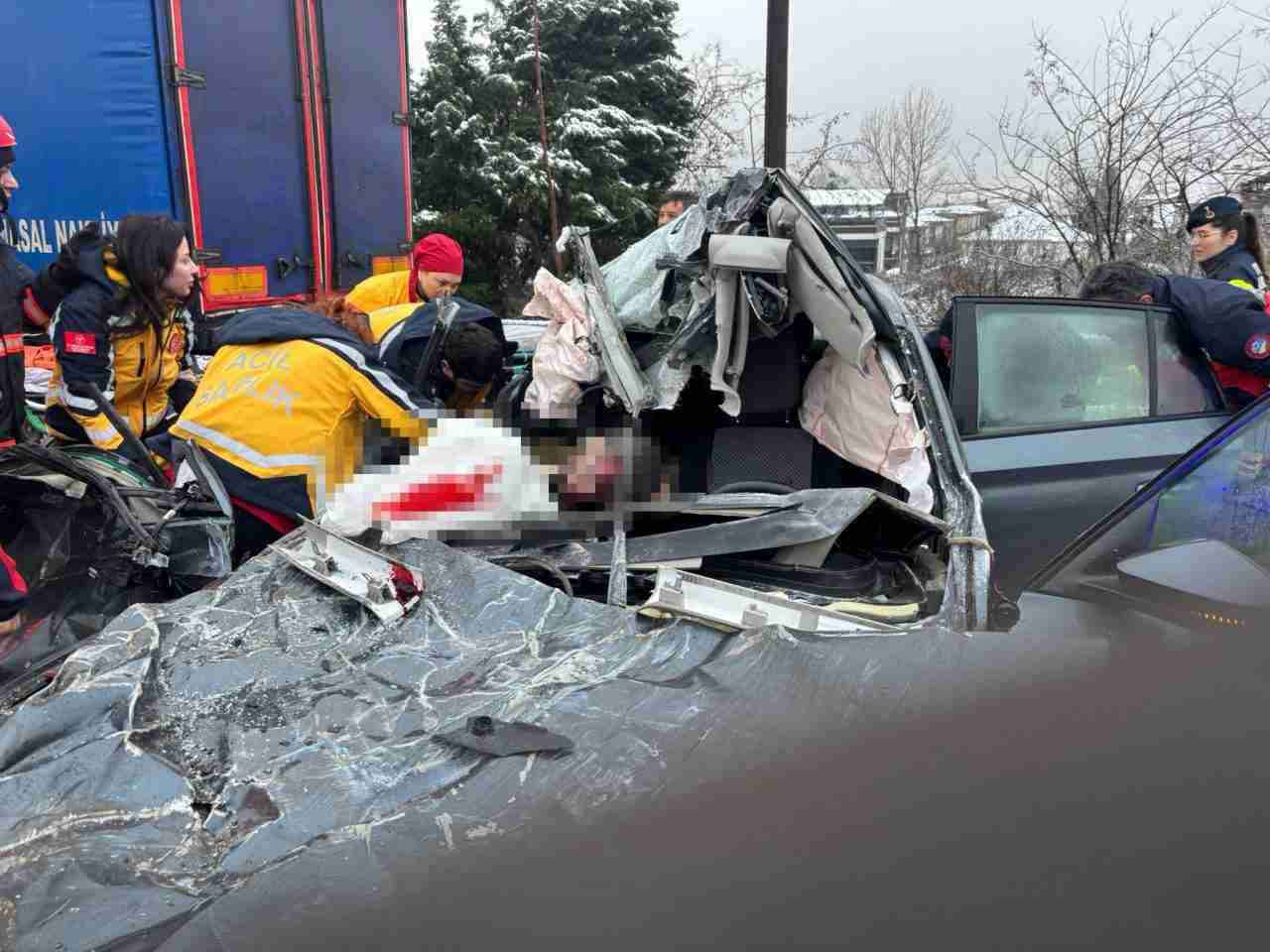 Sakarya’nın Sapanca ilçesinde, otomobilin TIR’a çarpması sonucu meydana gelen kazada