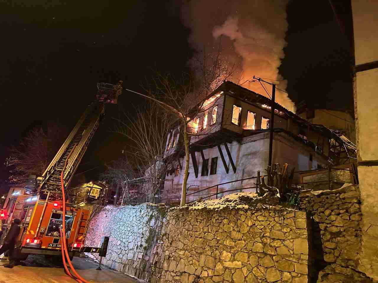 Karabük’ün Safranbolu ilçesinde bulunan 2 katlı tarihi konakta çıkan yangın,