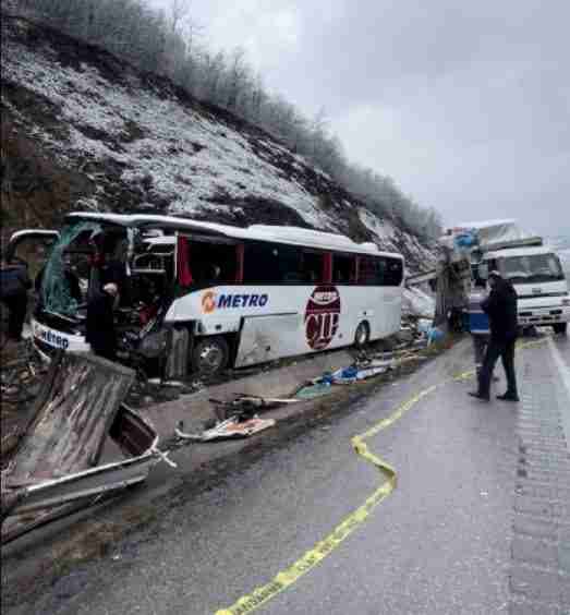 Samsun’un Kavak ilçesinde yolcu otobüsünün kamyona çarpması sonucu meydana gelen