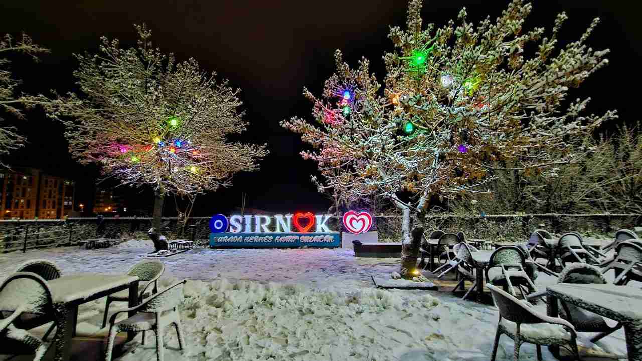 Şırnak’ta etkili olan kar yağışı, hayatı olumsuz etkiledi. Yoğun kar