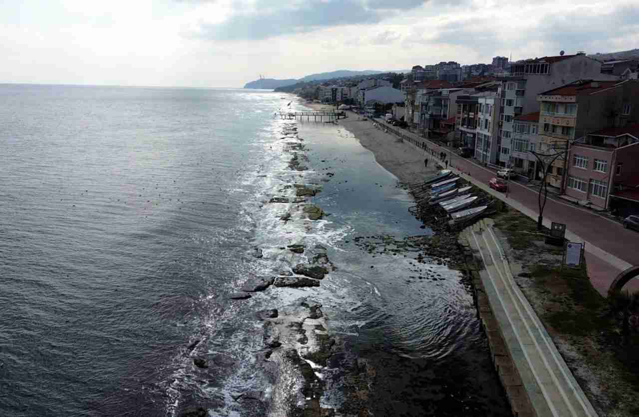 Tekirdağ’ın Süleymanpaşa ilçesi kıyılarında deniz seviyesi yaklaşık 10 metre çekildi.