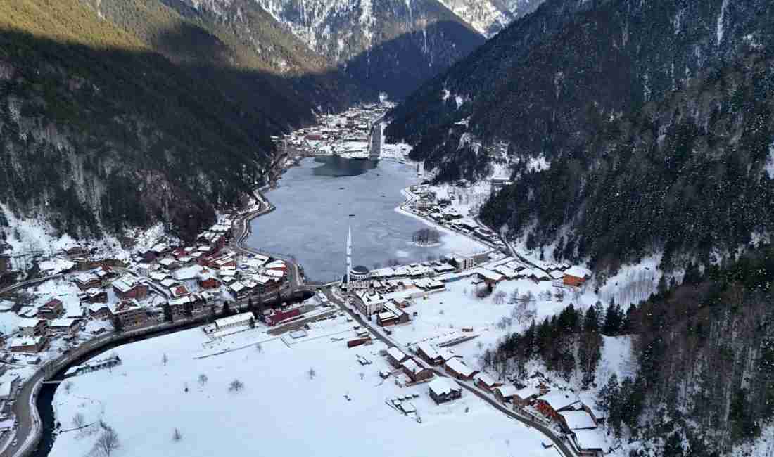 Trabzon’un Çaykara ilçesinde bulunan dünyaca ünlü turizm merkezi Uzungöl, kar