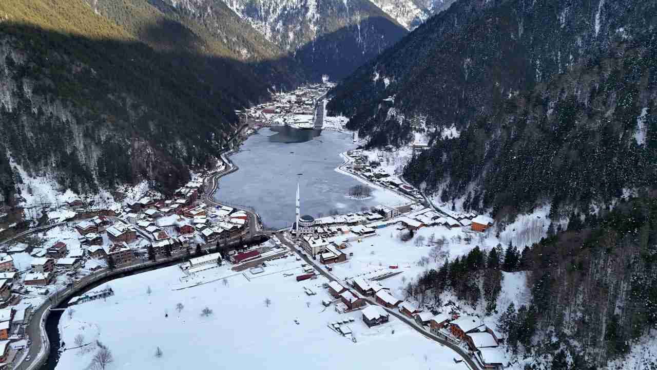 Trabzon’un Çaykara ilçesinde bulunan dünyaca ünlü turizm merkezi Uzungöl, kar