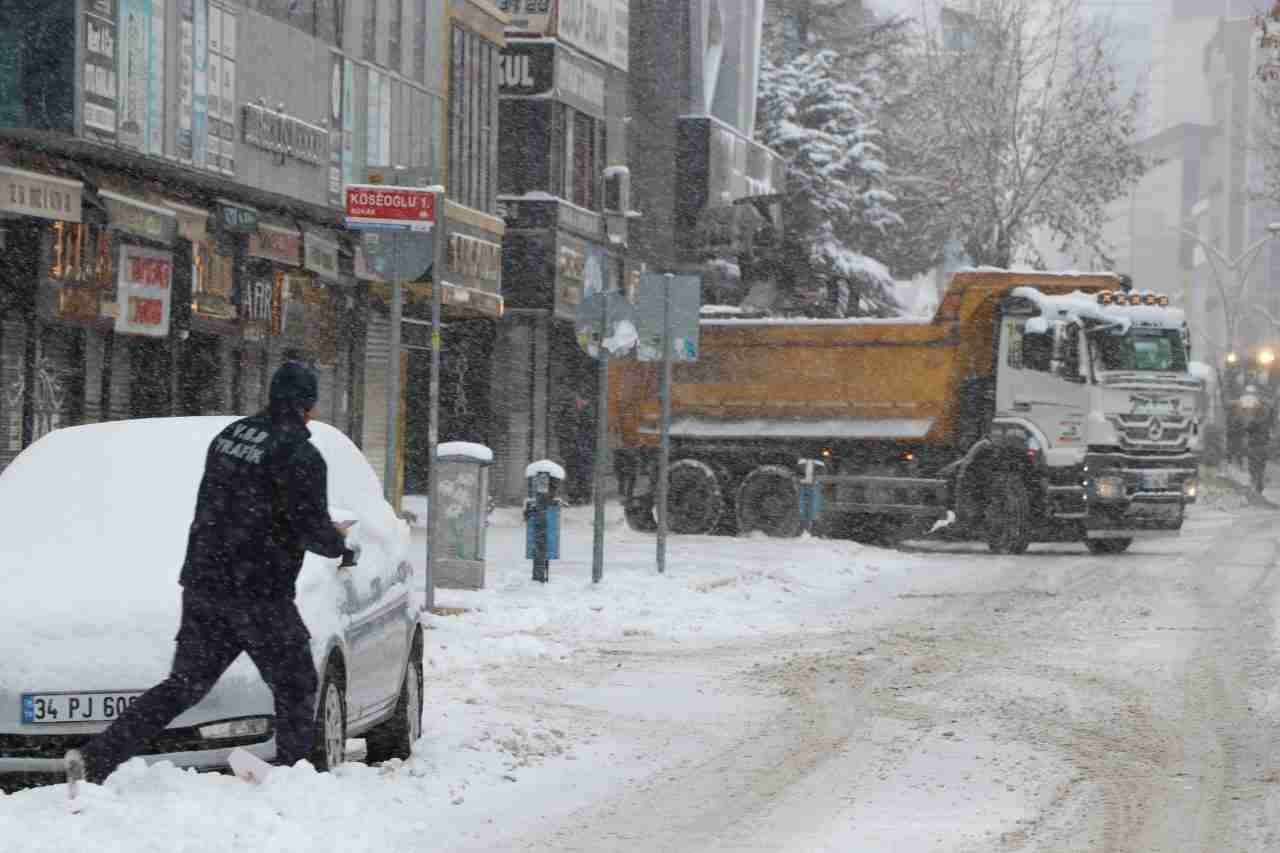 Van’da etkili olan kar yağışı nedeniyle 263 mahalle ve 297