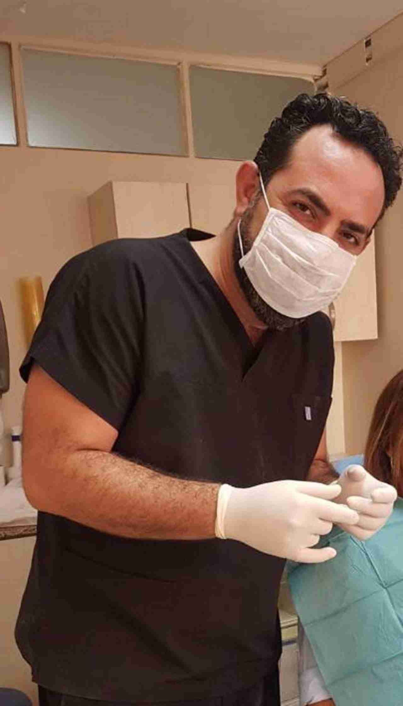 İzmir’in Konak ilçesinde, diş hekimi Mehmet Emrah Düşmez (49), eski