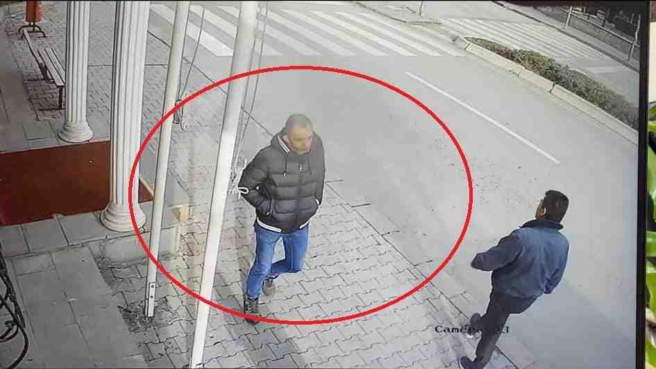 Ankara’nın Yenimahalle ilçesinde, okul çıkışı otobüs durağında bekleyen 15 yaşındaki