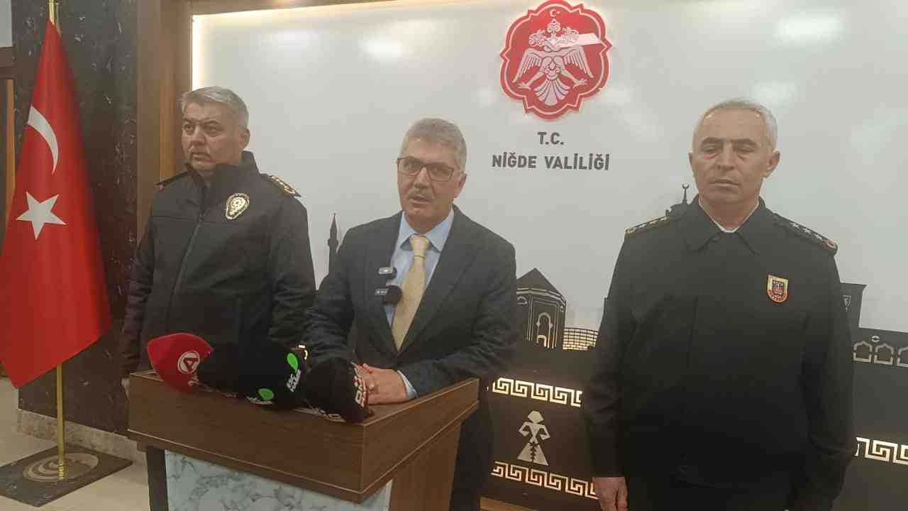 Niğde Valisi Cahit Çelik, görev başında saldırıya uğrayarak yaralanan polis