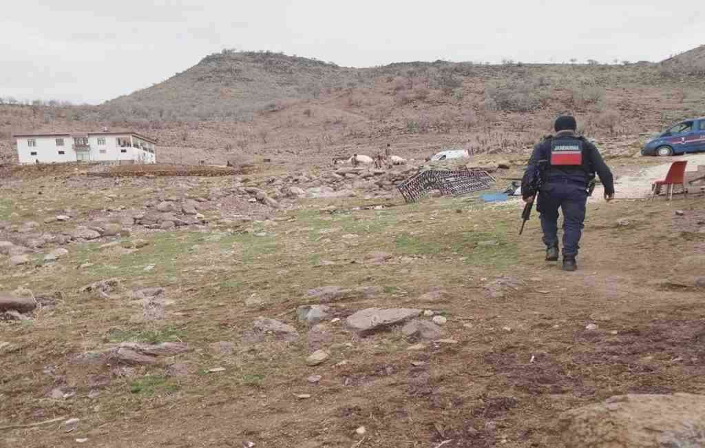 Çermik ilçesinde komşu iki aile arasında çıkan ve 3 kişinin