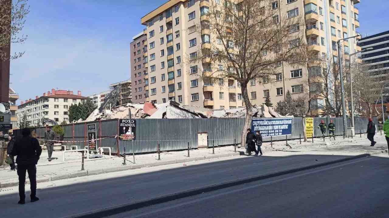 Konya’nın Selçuklu ilçesinde yıkım riski nedeniyle tahliye edilen 6 katlı