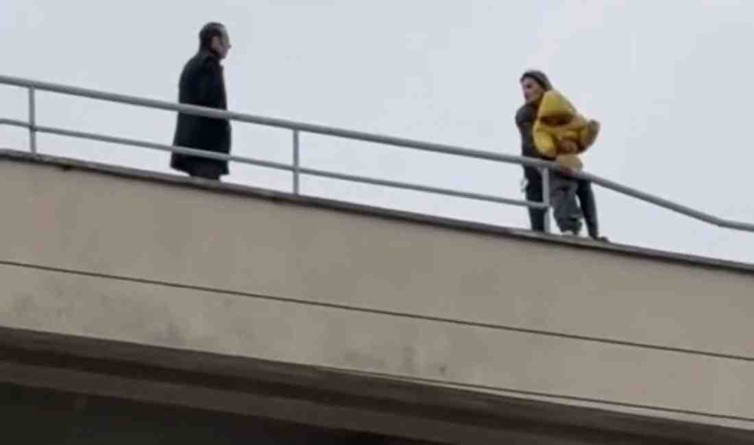 Yalova’da Bir Anne Engelli Oğluyla Çatıya Çıktı: Ekipler İkna Etti Yalova’da bunalıma girdiği öne sürülen 45 yaşındaki B.S.S., 8 yaşındaki
