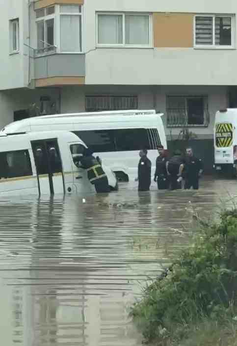 Kentte kısa süreli etkili olan sağanak yağış, bazı cadde ve