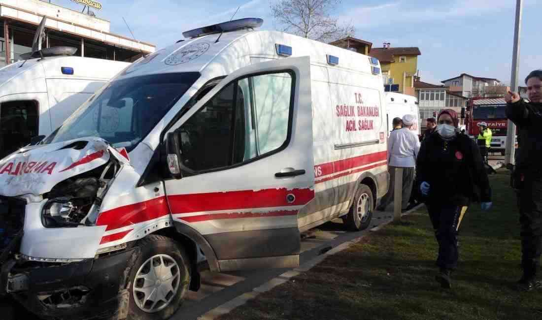 Ambulans ve Hafif Ticari Araç Kavşakta Çarpıştı Kocaeli’nin Kartepe ilçesi