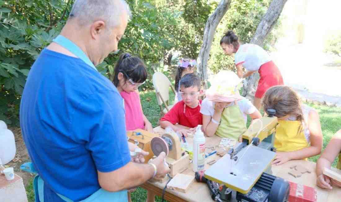 İzmirli Ahşap Oyuncak Ustası, Çocuklara Sanatı Öğretiyor 20 Yıldır Ahşap Oyuncak Üretiyor İzmir’de yaşayan Somut Olmayan Kültürel