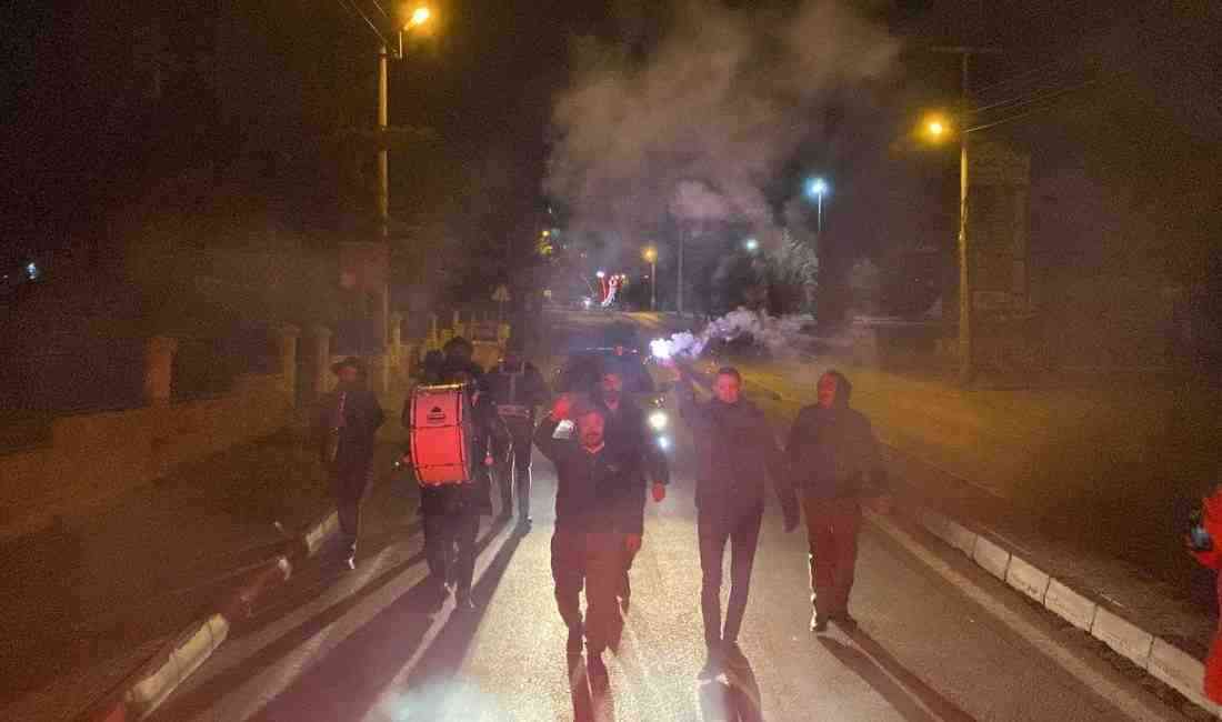 Aksaray’da Ramazan ayının ikinci gecesinde, mahalle sakinleri bando takımı eşliğinde