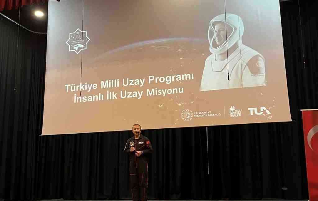 Türkiye’nin İlk Astronotu Alper Gezeravcı Siirt’te Öğrencilerle Buluştu Türkiye’nin ilk