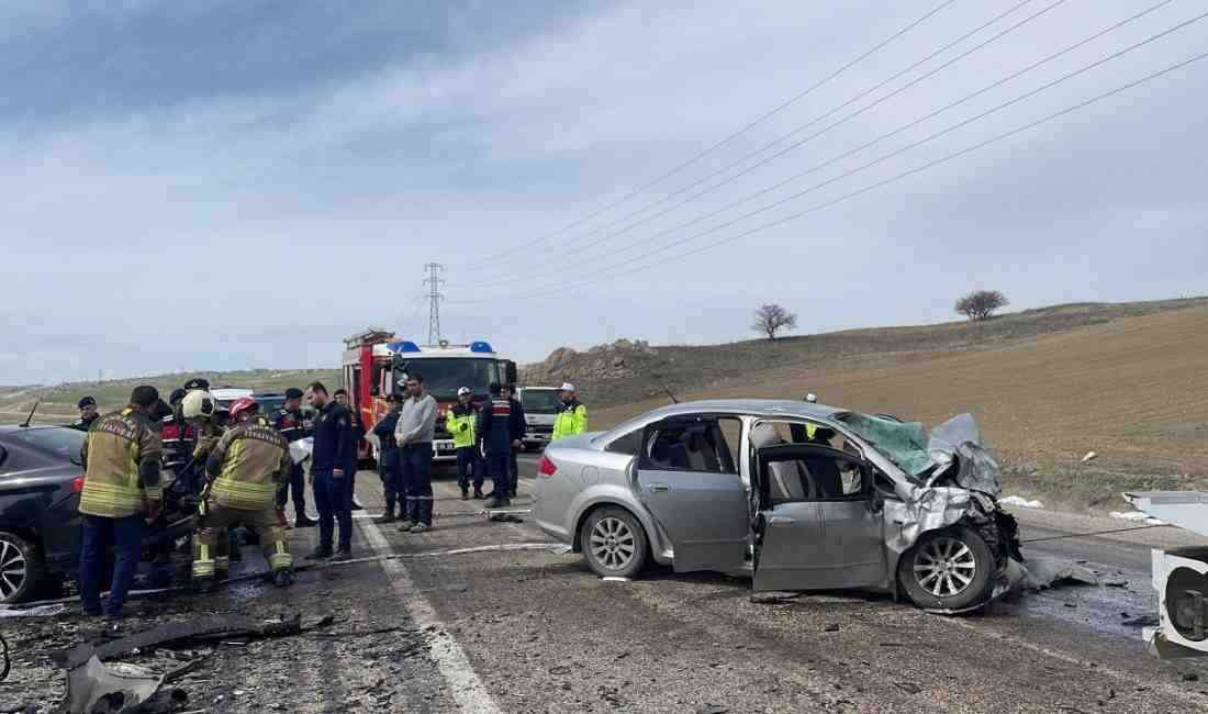 İki Otomobil Kafa Kafaya Çarpıştı Ankara’nın Haymana ilçesinde meydana gelen