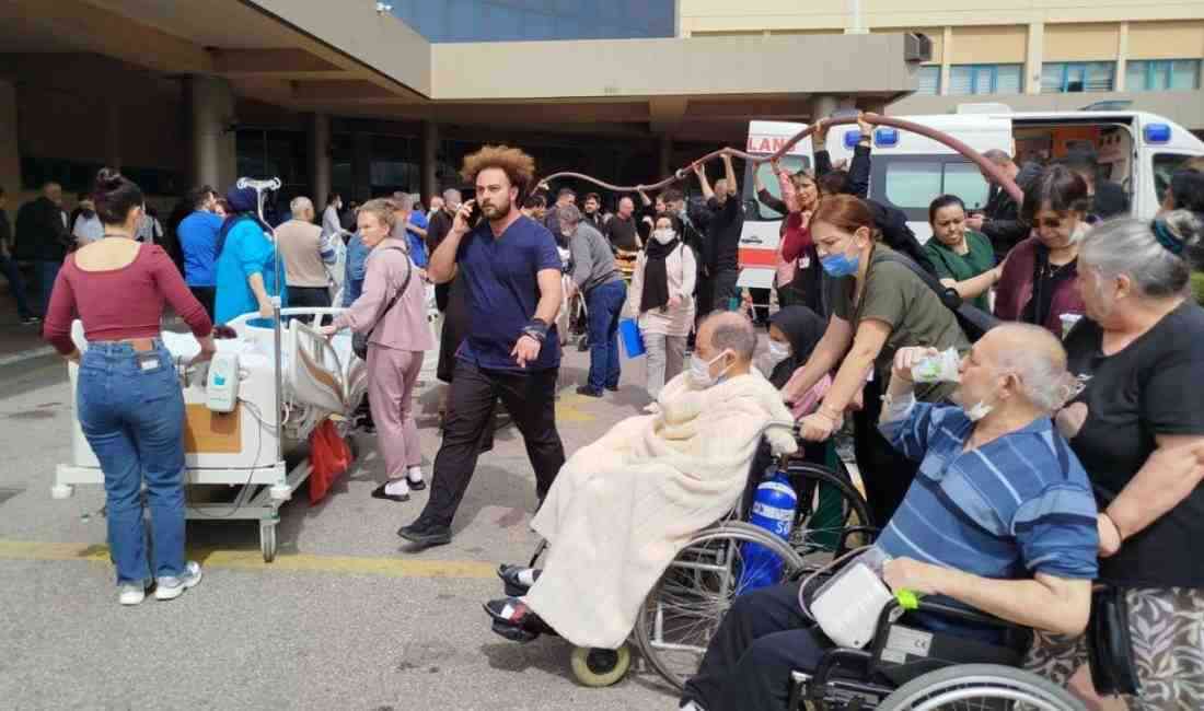 Antalya’da Akdeniz Üniversitesi Hastanesi‘nin acil servisinde çıkan yangın paniğe neden